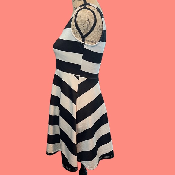 Black and cream minidress - Picture 2 of 4